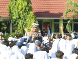 Kasat Lantas Polres Bima Kota Jadi Irup di SMPN 2, Ajak Pelajar Tertib Berlalu Lintas