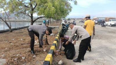 Polsek Kawasan dan Sat Polairud Polres Bima Kota Gelar Baksos Bersih-Bersih di Dermaga Pelabuhan Bima