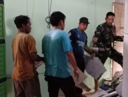 Babinsa dan Warga Gotong Royong Tangani Rumah Tertimpa Talud