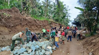 Kebersamaan TNI dan Rakyat Wujudkan Jalan Baru untuk Desa Lingsar