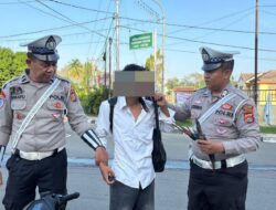 Personel Sat Lantas Amankan Pembawa Panah saat Rawan Pagi di Bima Kota