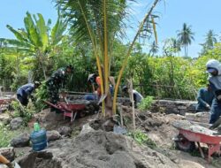 Babinsa Dampingi Pembangunan Drainase, Warga Labuhan Poh Barat Antusias