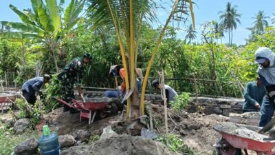 Babinsa Dampingi Pembangunan Drainase, Warga Labuhan Poh Barat Antusias