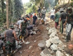Satgas TMMD Ke-126 dan Warga Bangun Talud Penguat Jalan