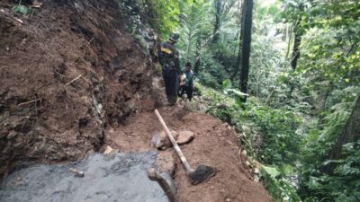 Satgas TMMD 126 Buka Jalur Pipa Air di Lereng Terjal