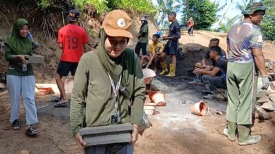 Sinergi TNI, Warga, dan Mahasiswa Unram Bangun Infrastruktur Desa