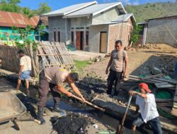 Antisipasi Banjir, Sat Binmas Polres Bima Kota Gelar Aksi Bersih Selokan di Kelurahan Ule