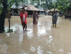 Polsek Prabar Polres Loteng Tinjau Tiga Dusun Tergenang Akibat Curah Hujan Tinggi di Selong Belanak