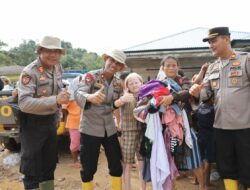 Selimut Sehangat Kasih Ibu, Polres Tapteng Bagikan Bantuan Pakaian untuk Korban Banjir