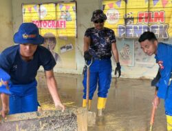 Korpolairud Baharkam Polri Lakukan Normalisasi Sekolah Terdampak Lumpur di Padang Pariaman