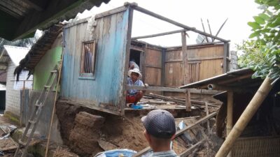 Kepedulian Babinsa Karang Bayan di Tengah Hujan Deras