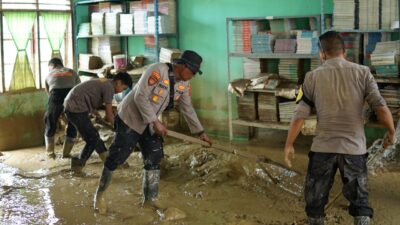 Bhakti Pendidikan Polri, Polres Langsa Bersihkan Sekolah Pascabanjir di Aceh Tamiang