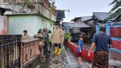 Babinsa dan Lurah Pantau Luapan Sungai di Ampenan