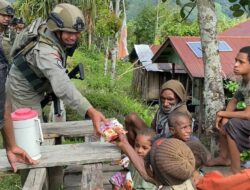Patroli Humanis Satgas Ops Damai Cartenz di Kampung Apom Kiwirok, Pererat Kedekatan dengan Warga