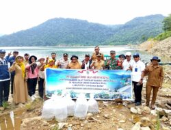 Bhabinkamtibmas Desa Bakat Monteh Dampingi Pelepasan 100 Ribu Bibit Ikan di Bendungan Bintang Bano