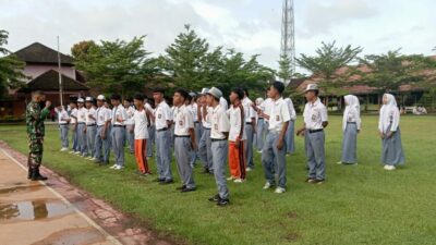 Babinsa Gunungsari Tanamkan Disiplin Siswa SMAN 1