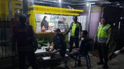 Patroli Dialogis Polsek Seteluk Jaga Stabilitas Kamtibmas di Desa Seteluk Tengah