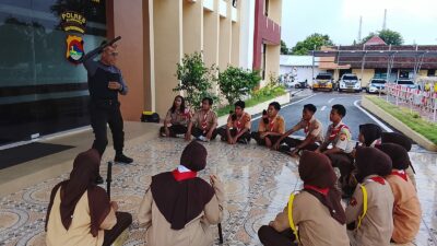 Asah Kemampuan Bela Diri, Saka Bhayangkara Polres Sumbawa Perdalam Teknik Drill Tongkat Polri