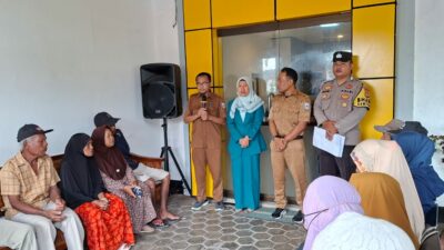 Bhabinkamtibmas Desa Sekongkang Bawah Dampingi Pembagian Kartu KSB Maju