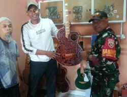 Gitar Akustik Rumahan Ampenan Diminati Turis Mancanegara