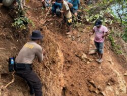 Polres Loteng Bersama Tim Gabungan Tertibkan Galian Bekas Tambang Ilegal di Gunung Dundang.