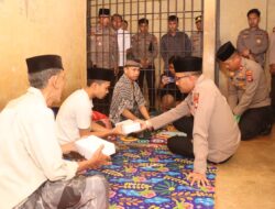 Kapolres Loteng Berbagi Makanan dengan Para Tahanan di Momen Tahun Baru 2026. ‎