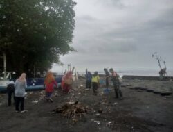 TNI dan Warga Bergerak Cepat Bersihkan Pantai Tercemar
