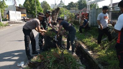 Gotong Royong Babinsa dan Desa Ciptakan Lingkungan Sehat
