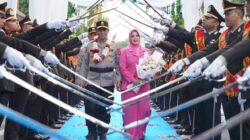 Tradisi Pedang Pora Warnai Perpisahan Irjen Hadi Gunawan dari Polda NTB