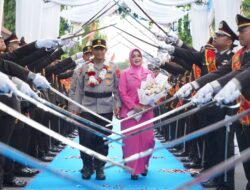 Tradisi Pedang Pora Warnai Perpisahan Irjen Hadi Gunawan dari Polda NTB