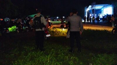 Personel Pos PAM dan Polsek Maluk Amankan Pergantian Tahun Baru di Wilayah Maluk