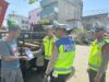 Sat Lantas Polres Bima Kota Laksanakan Pembagian Brosur dan Dikmas Lantas kepada Pengemudi Pick Up