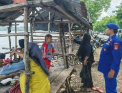 Sejumlah personel Satpolairud Polres Bima Polda NTB berseragam lengkap melaksanakan patroli pengamanan Wisata di Pantai Kalaki.