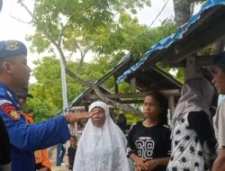 Pastikan Masyarakat Menikmati Libur Natal dan Tahun Baru di Pantai Kalaki Nyaman Satpolairud Laksanakan PAM Wisata