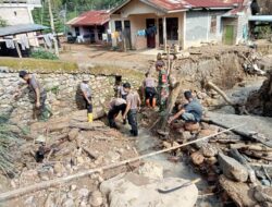 Gotong Royong Pascabanjir, Polri Pulihkan Drainase Tersumbat dan Gorong-gorong di Rusip Antara