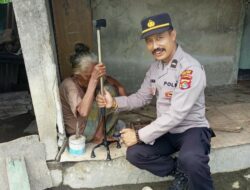 Polres Lombok Barat Bagikan Alat Bantu Jalan untuk Lansia