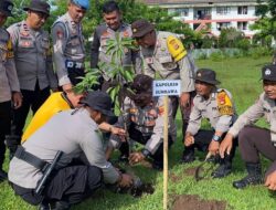 HUT Sumbawa Ke-67, Polres Sumbawa Terjun Langsung Hijaukan Taman Unter Katimis