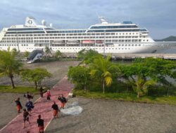MS Regatta Sandar di Gili Mas, Ratusan Turis Asing Eksplor Lombok