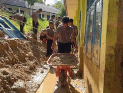 Brimob Polda Sumut Bersihkan Lumpur di SMP Negeri 2 Pandan Nauli Pascabencana