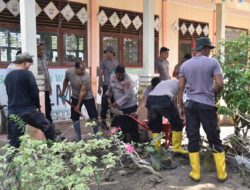 Pulihkan Sekolah Pascabanjir Bandang, Polres Bireuen Gotong Royong Bersihkan SD Negeri 11 Kutablang