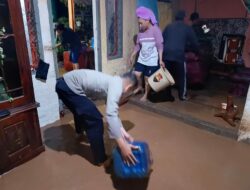 Personel Polres Sumbawa Terjun Langsung Bantu Warga Terdampak Luapan Sungai di Empang dan Tarano