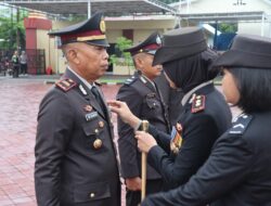 Tanda Kehormatan dari Negara, Kapolres Sumbawa Sematkan Satyalancana kepada Personel Berdedikasi