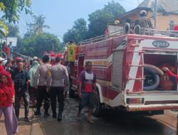 Polsek Sape Datangi TKP Kebakaran di Desa Sangia, Bantu Pemadaman dan Lakukan Pengaturan Lalu Lintas