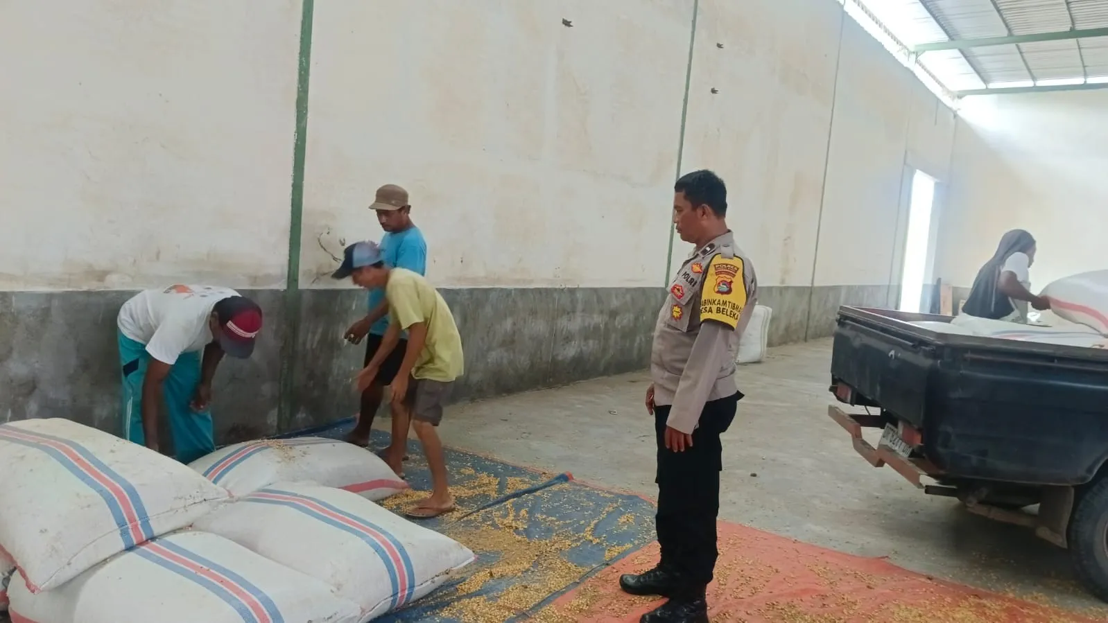 Pastikan Stok Aman, Bhabinkamtibmas di Gerung Cek Gudang Jagung