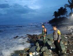 Babinsa dan Bhabinkamtibmas Waspadai Gelombang Tinggi Pantai Gading