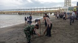 TNI-Polri dan Warga Bersatu Bersihkan Pantai KLU