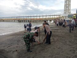 TNI-Polri dan Warga Bersatu Bersihkan Pantai KLU