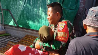 Babinsa Cakra Selatan Antar Lansia Lumpuh Jalani Terapi