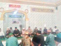 Bhabinkamtibmas Desa Sekongkang Bawah Hadiri Sedekah Lang di Masjid Nurul Iman