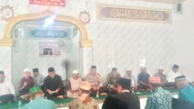 Bhabinkamtibmas Desa Sekongkang Bawah Hadiri Sedekah Lang di Masjid Nurul Iman